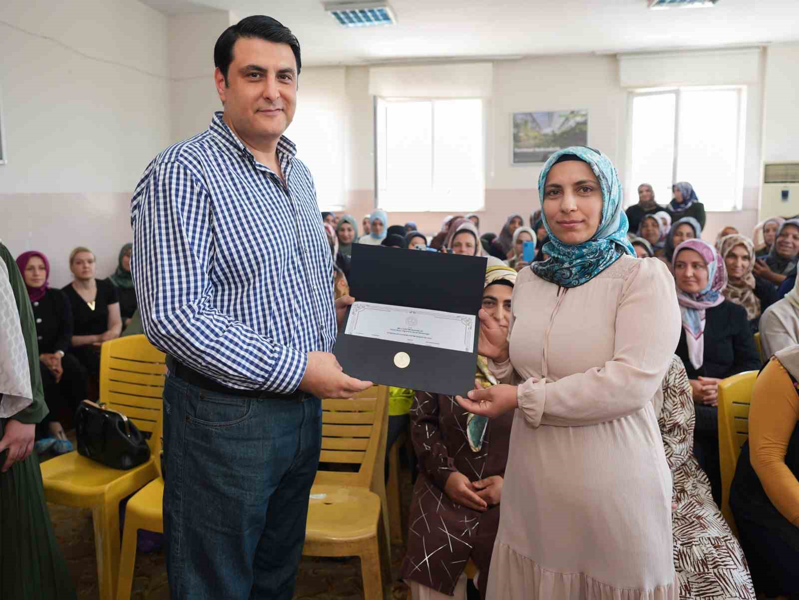 Yılmaz, başarılı kursiyerlere sertifikalarını takdim etti
