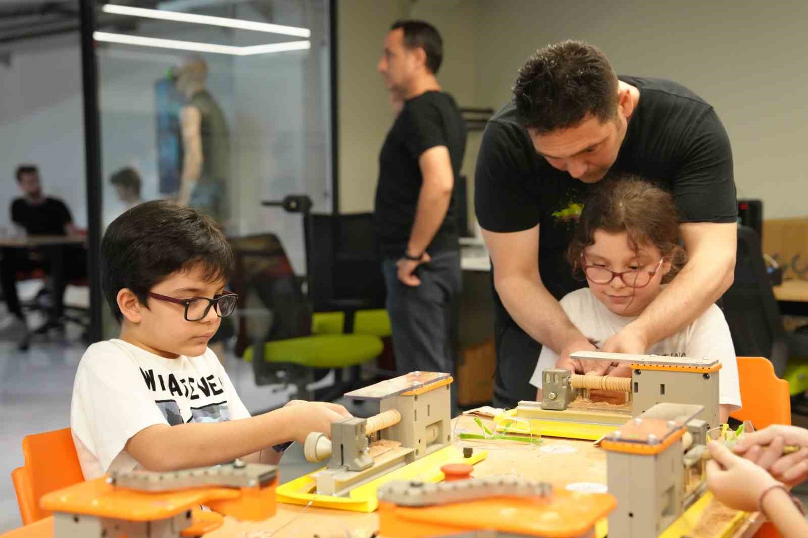 Kartal’da bilim ve teknoloji dolu bir gün: ‘Maker Faire Mini’ panayırı yoğun ilgi gördü