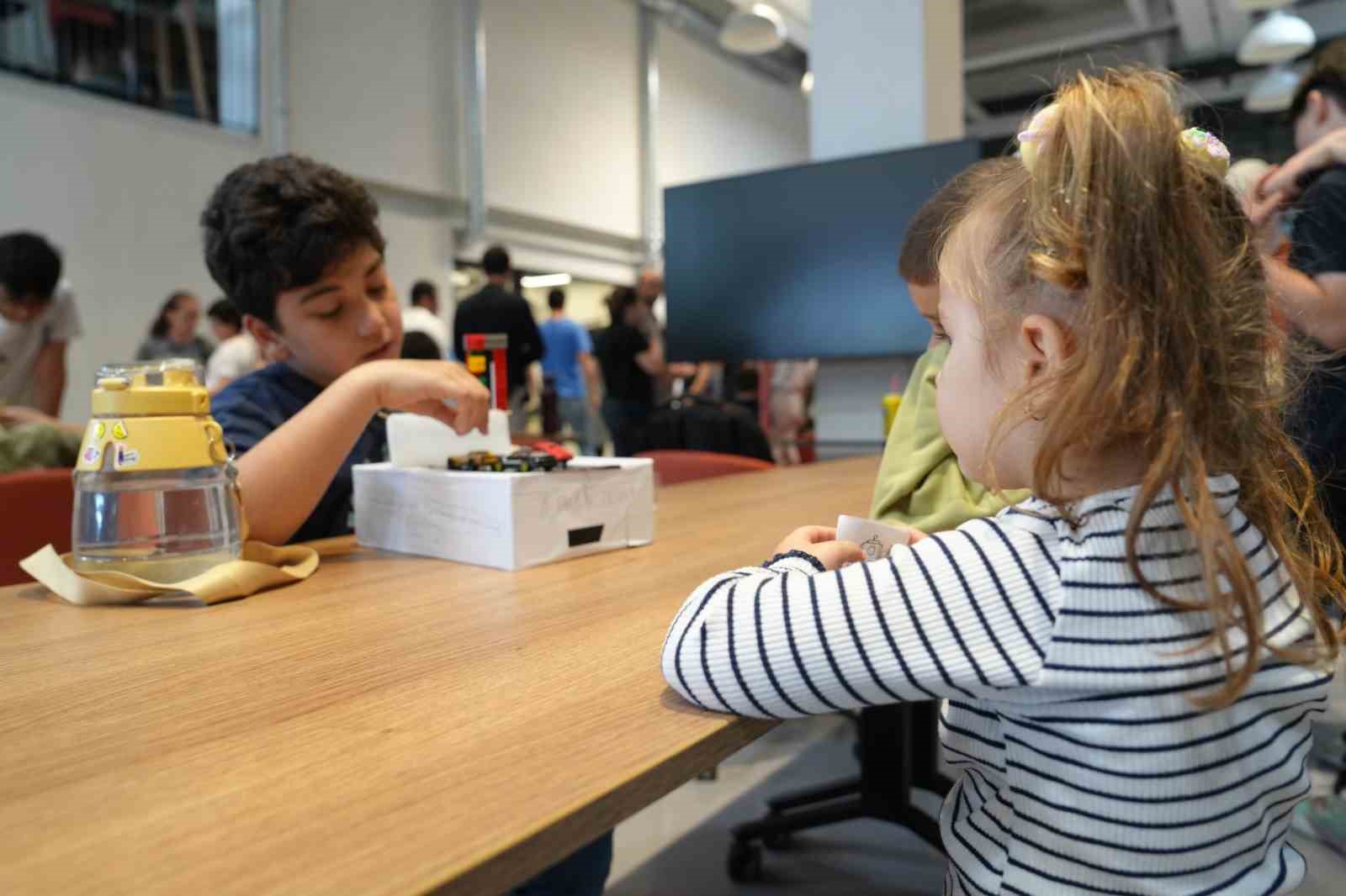 Kartal&rsquo;da bilim ve teknoloji dolu bir g&uuml;n: &lsquo;Maker Faire Mini&rsquo; panayırı yoğun ilgi g&ouml;rd&uuml;
