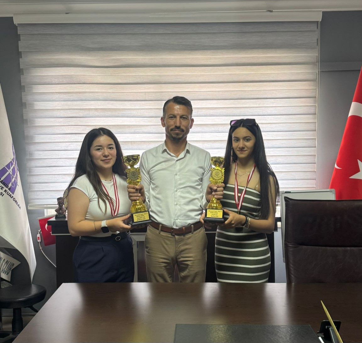 Manisalı kuaförler Denizli’den kupayla döndü