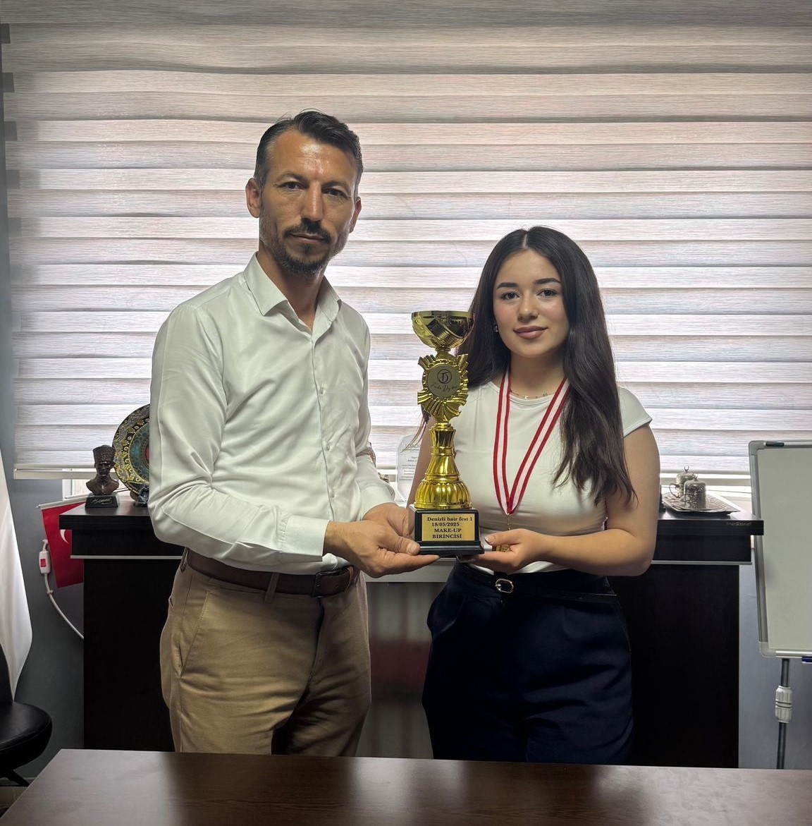 Manisalı kuaf&ouml;rler Denizli&rsquo;den kupayla d&ouml;nd&uuml;
