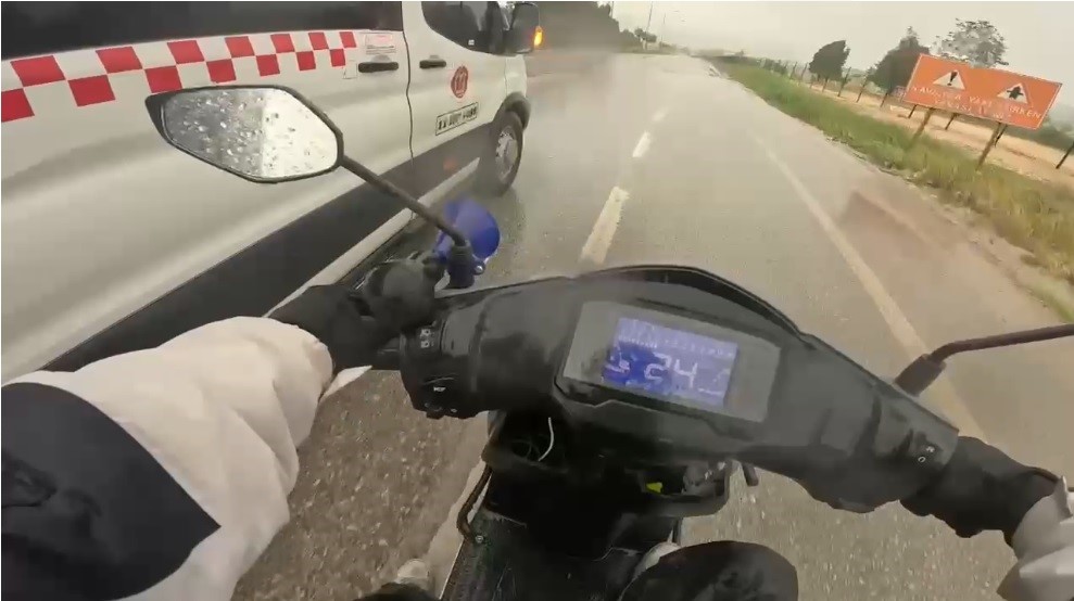 Fırtınadan etkilenen motosiklet sürücüsünün imdadına minibüsçü yetişti