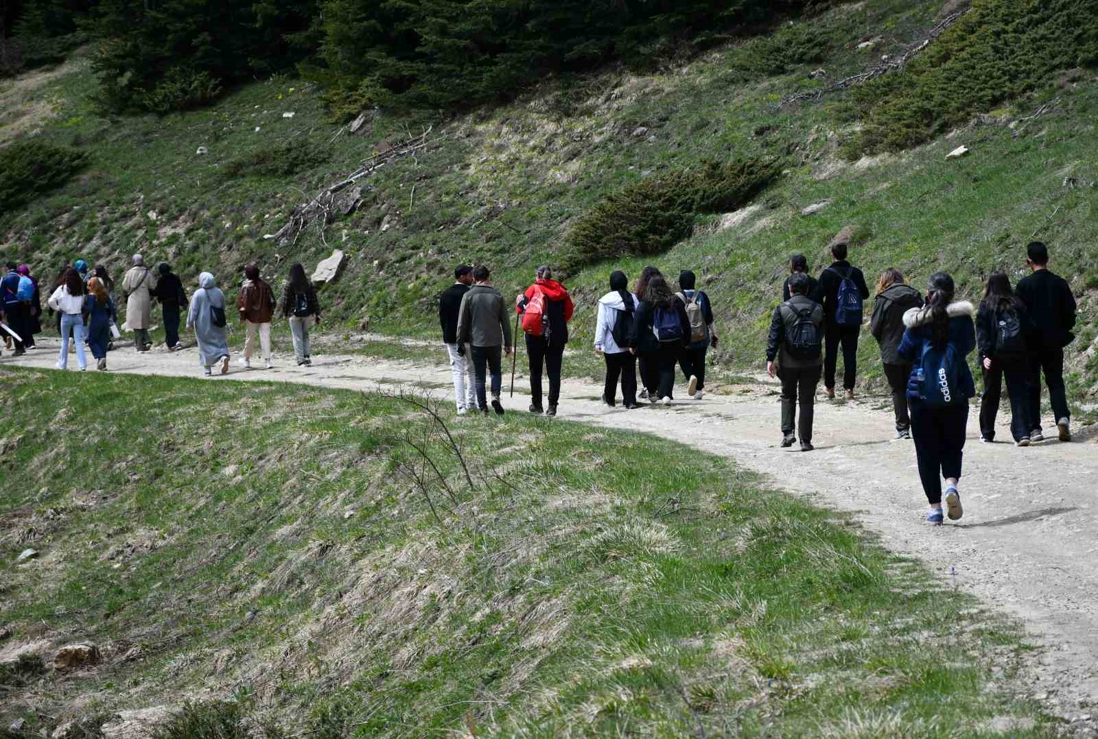 Üniversite öğrencileri dersi Ilgaz Dağı’nda işledi