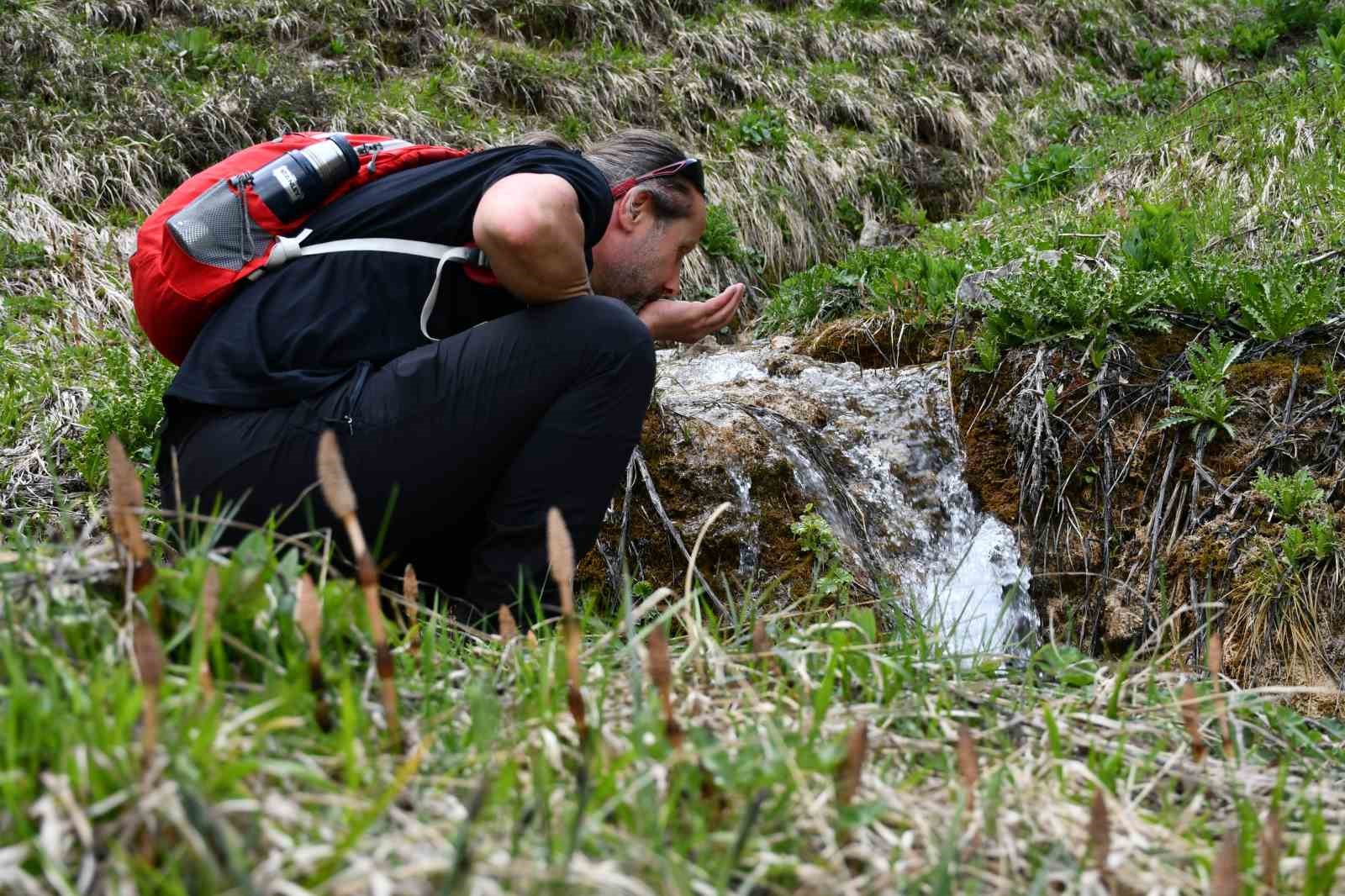 &Uuml;niversite &ouml;ğrencileri dersi Ilgaz Dağı&rsquo;nda işledi
