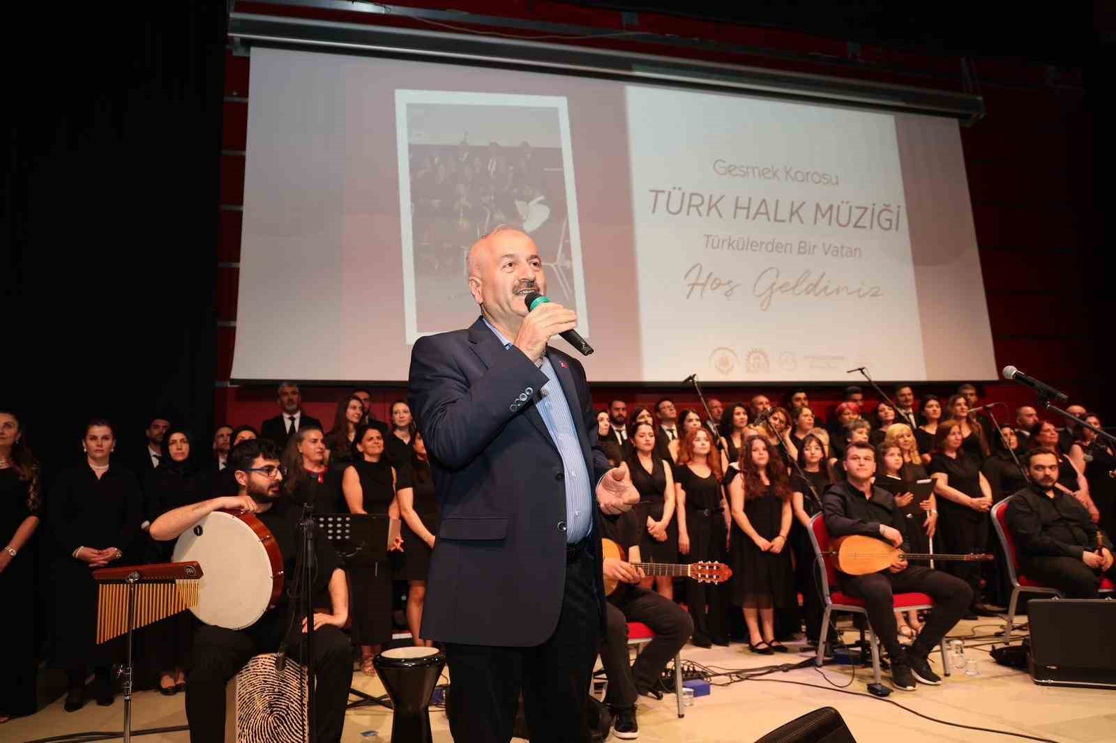 Türk halk müziği korosu dinleyenlerini adeta kültürel yolculuğa çıkardı
