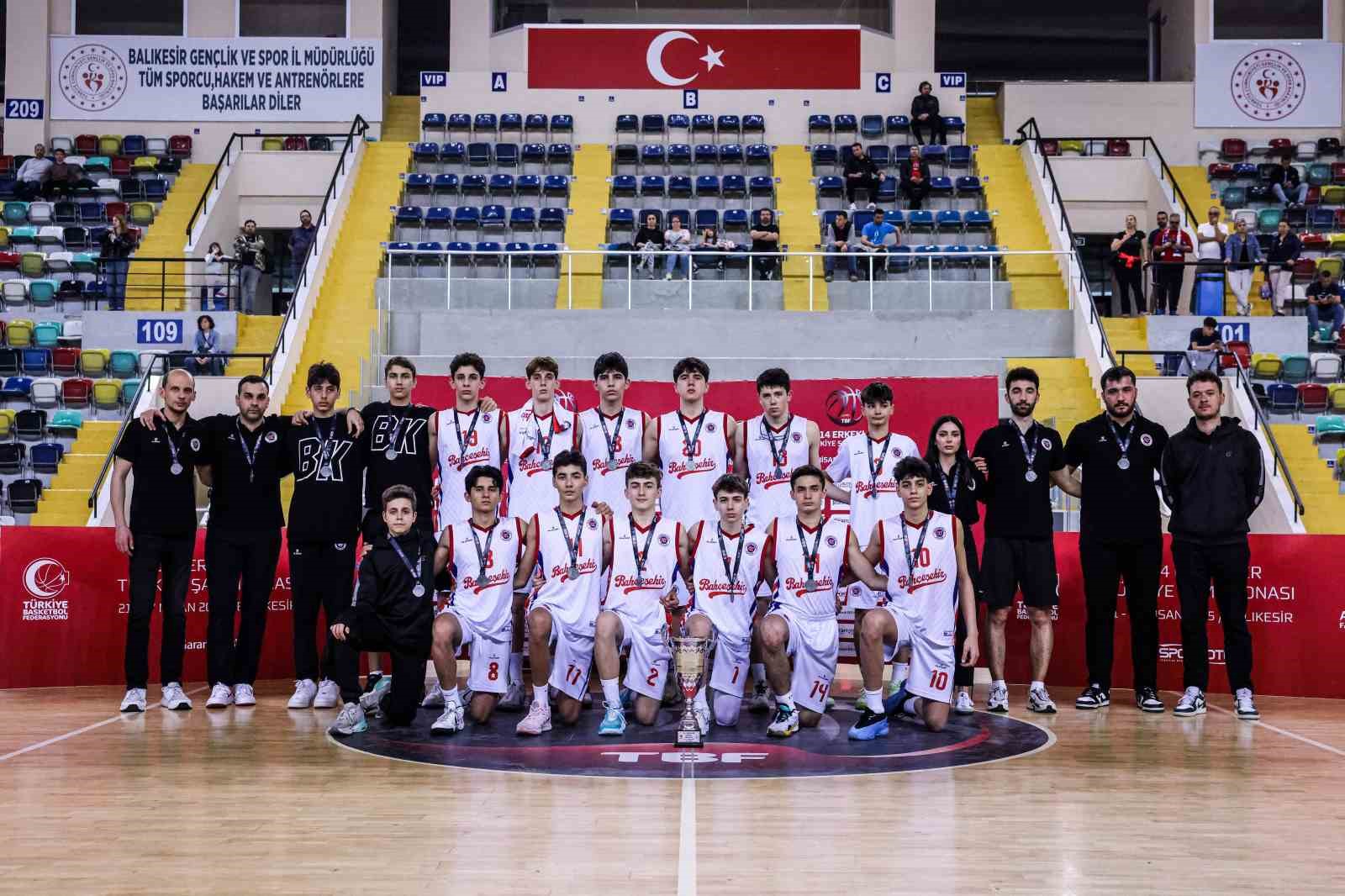 Bahçeşehir’den üç yaş grubunda üç büyük derece