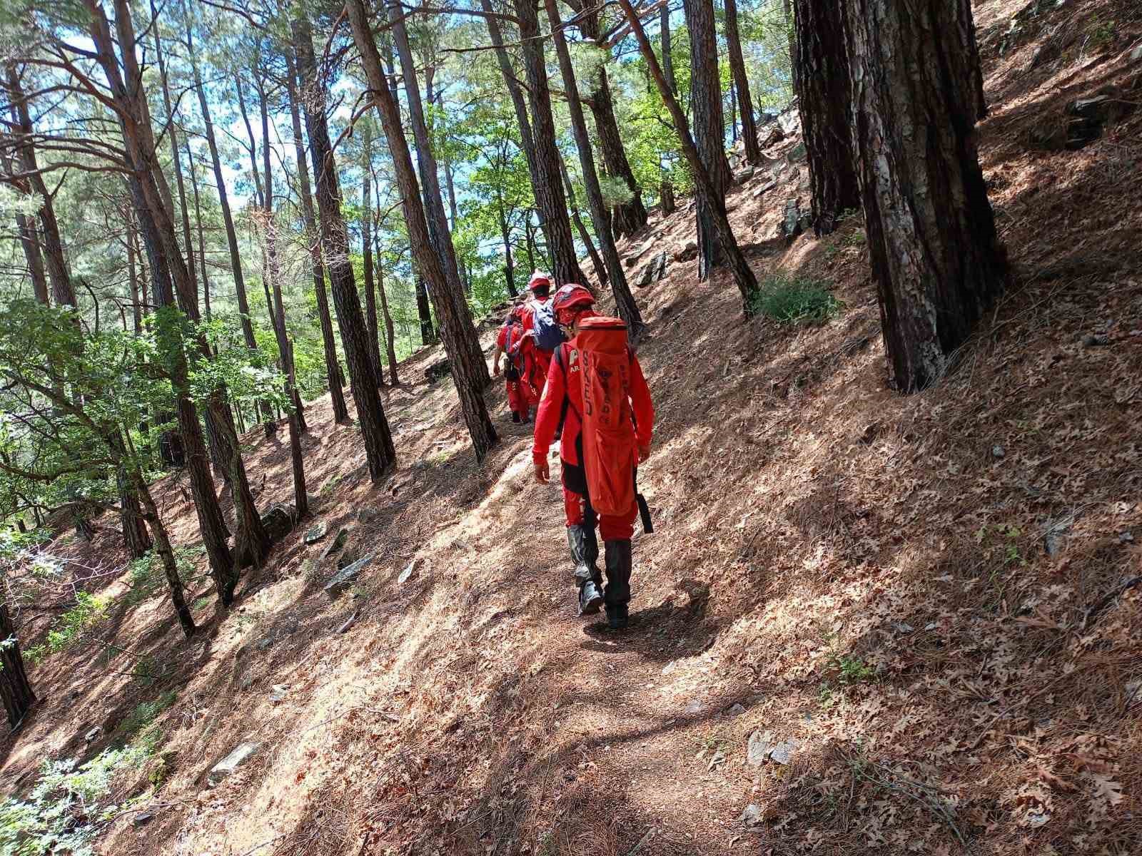 AFAD İl M&uuml;d&uuml;r&uuml; Ahmet Ali Artun: "Zamanla yarıştığımız bir s&uuml;re&ccedil;"

