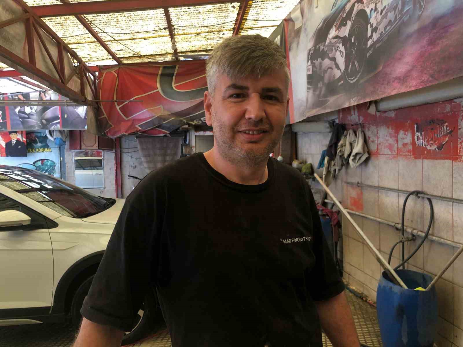 Toz taşınımı sonrası ara&ccedil;lar &ccedil;amura bulandı
