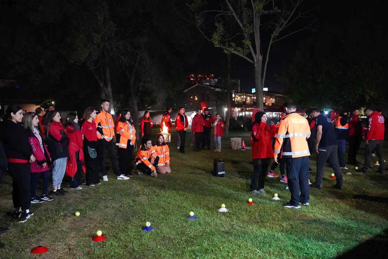 Arama kurtarma profesyonelleri ve gönüllüleri bu kampta buluştu