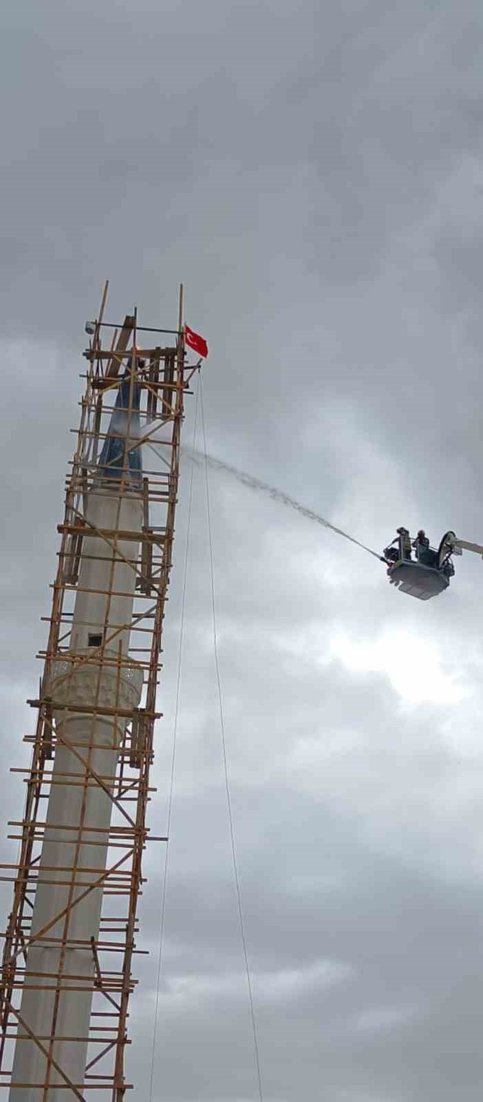 Başkent’te yıldırım düşen minare yandı