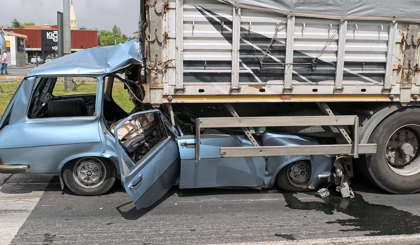 Aksaray’da otomobil tırın altına girdi: 1 ağır yaralı