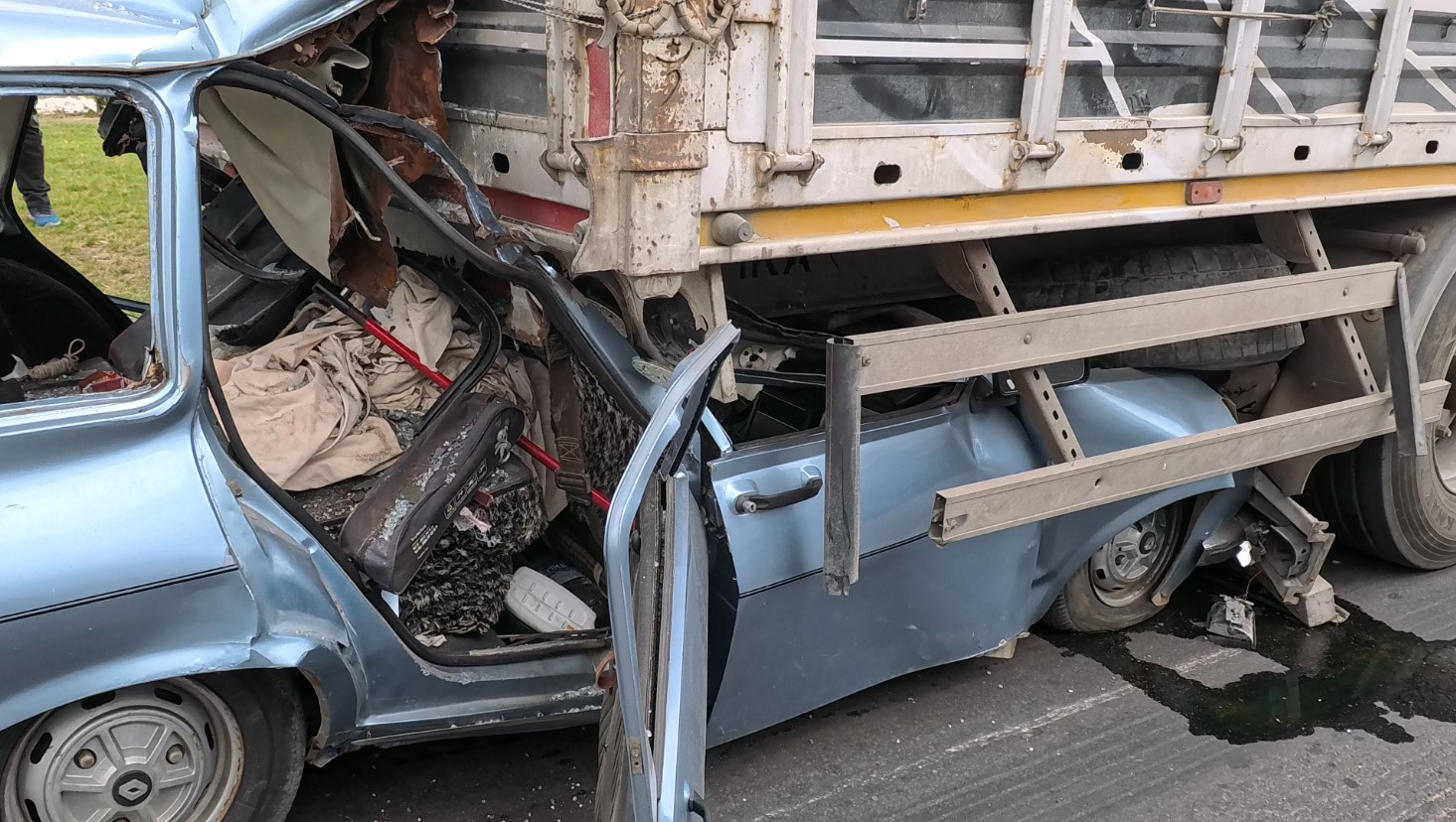 Aksaray&rsquo;da otomobil tırın altına girdi: 1 ağır yaralı
