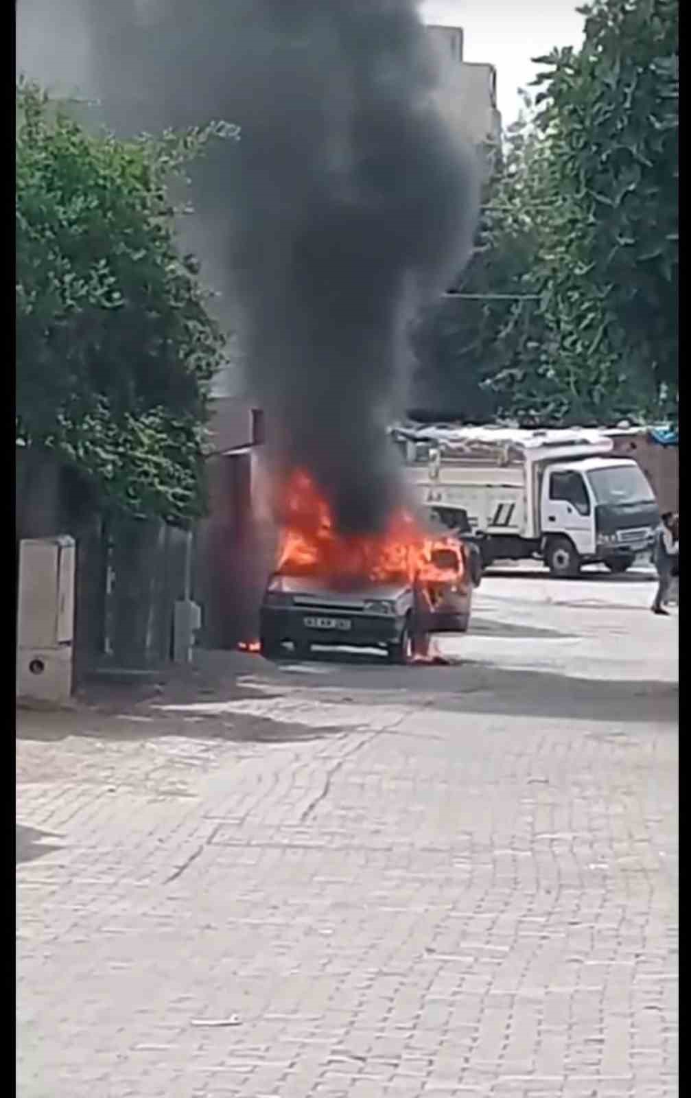 Siverek’te park halindeki otomobil alev aldı