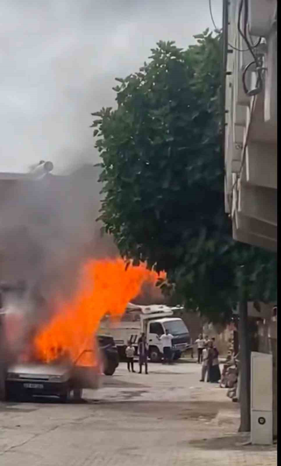 Siverek&rsquo;te park halindeki otomobil alev aldı
