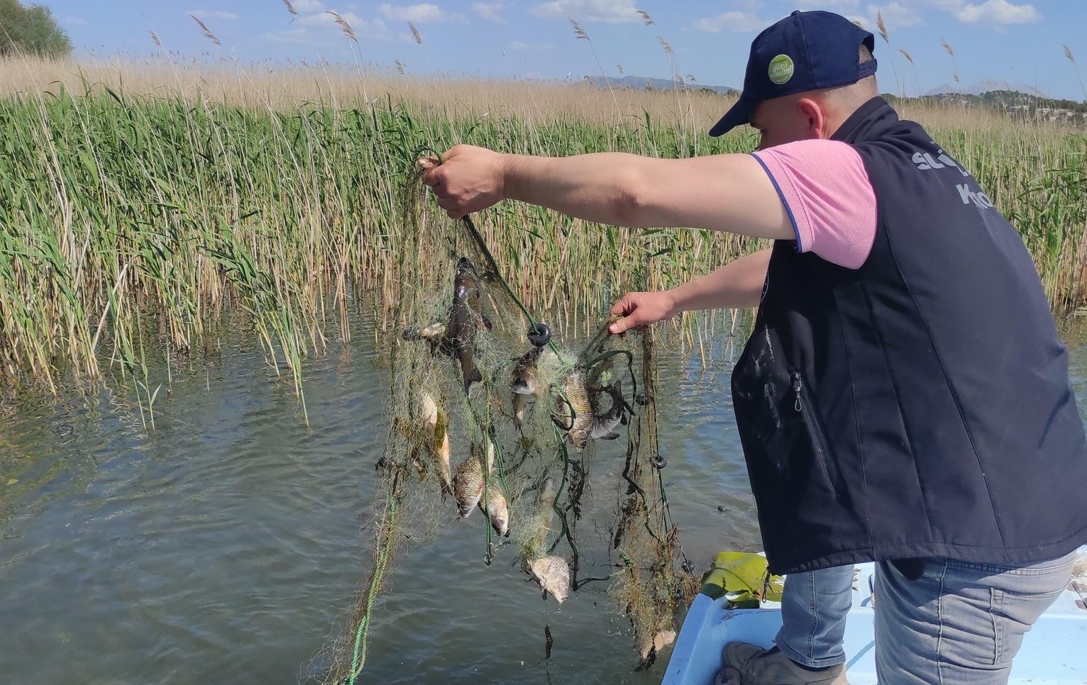 Beyşehir’de avlanma yasağına rağmen göl sularına serilen metrelerce ağ ele geçirildi