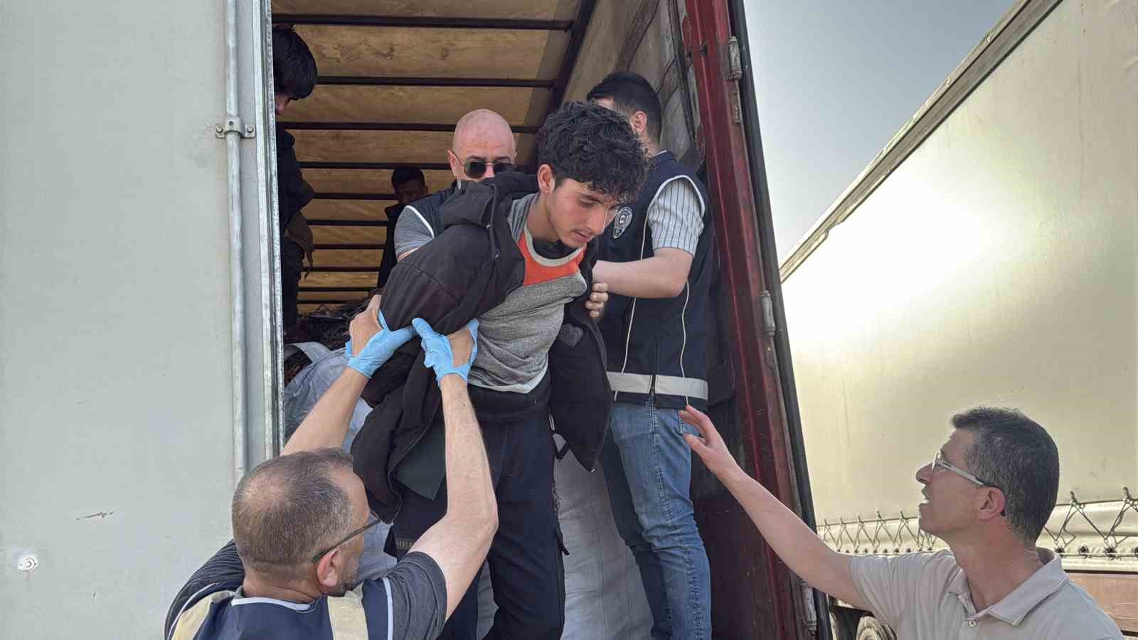 G&ouml;&ccedil;men taşıyan tır şof&ouml;rlerinden biri tutuklandı
