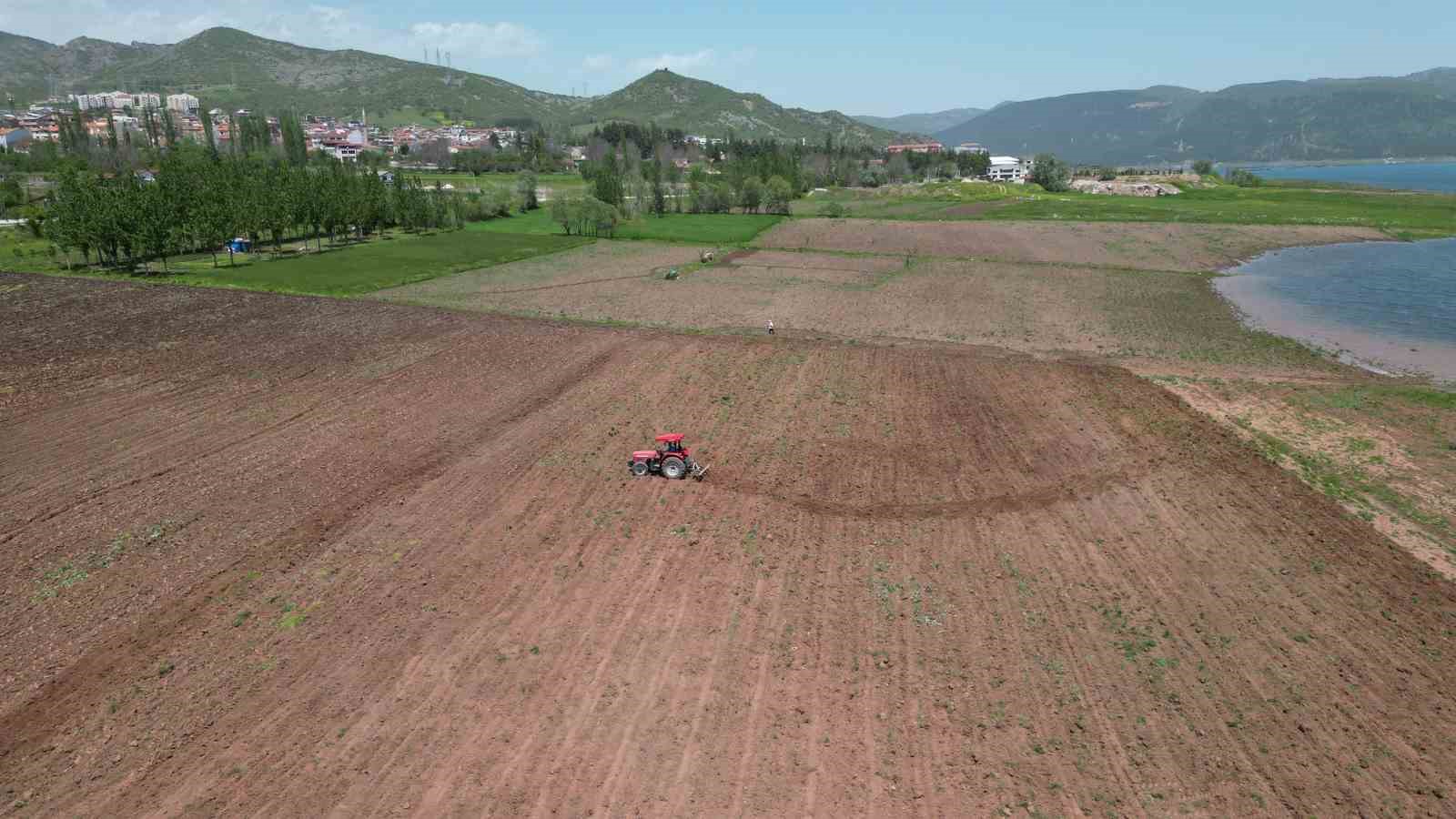 Baraj suları &ccedil;ekildi, ortaya &ccedil;ıkan alan tarıma a&ccedil;ıldı
