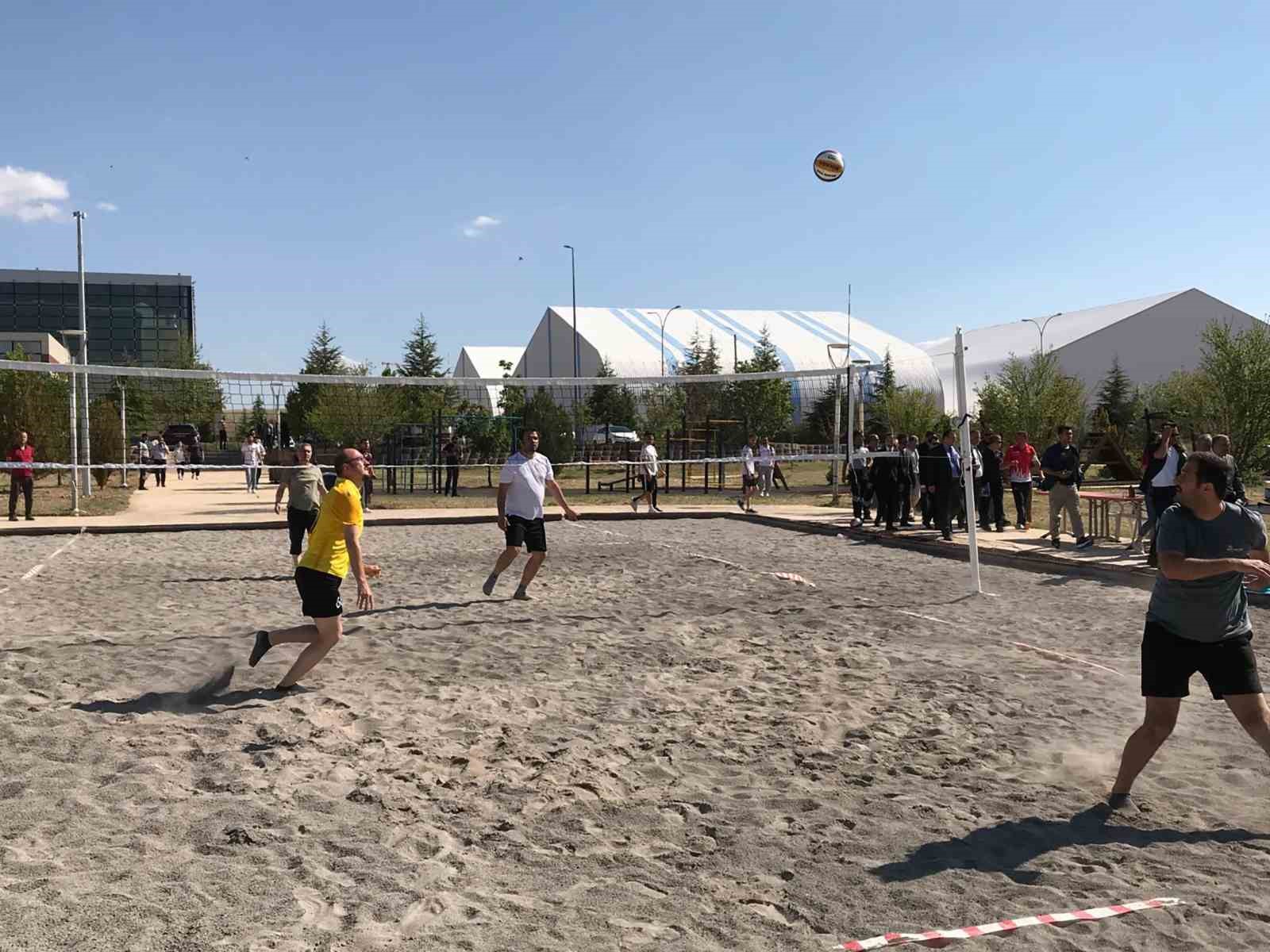 KMÜ’de plaj voleybolu heyecanı yaşandı