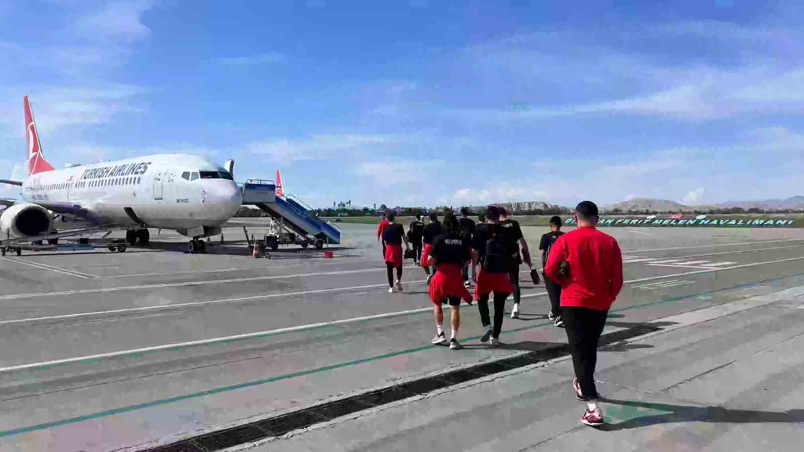 Vanspor kafilesi uçakla Elazığ’a gitti