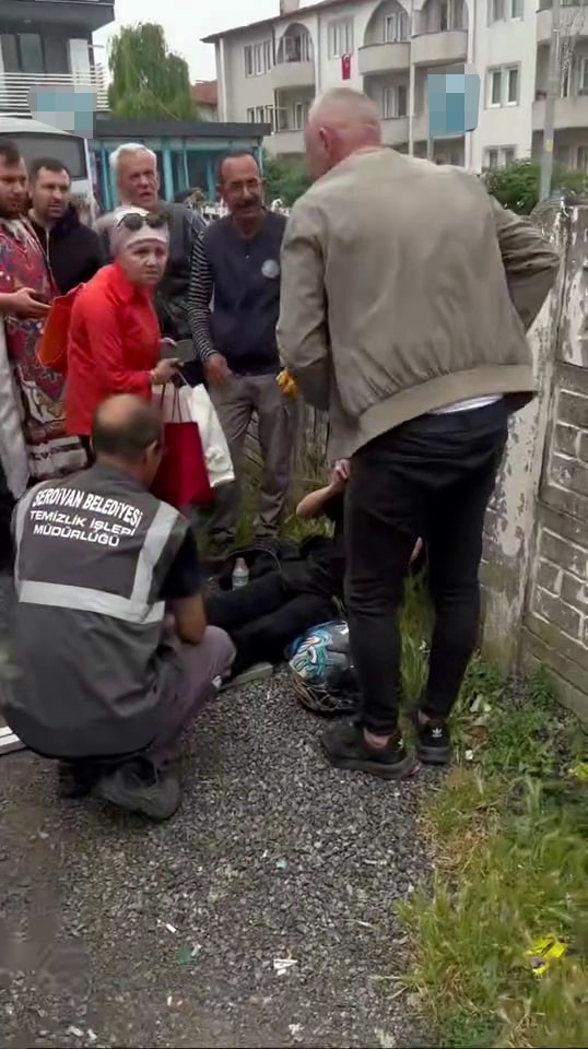 Serdivan Belediyesi’ne ait çöp kamyonu motosikletliyi altına aldı