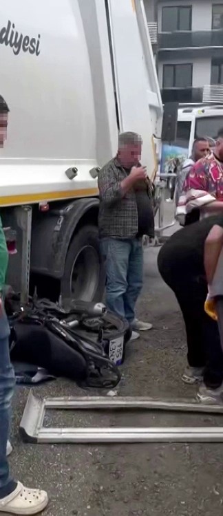 Serdivan Belediyesi&rsquo;ne ait &ccedil;&ouml;p kamyonu motosikletliyi altına aldı
