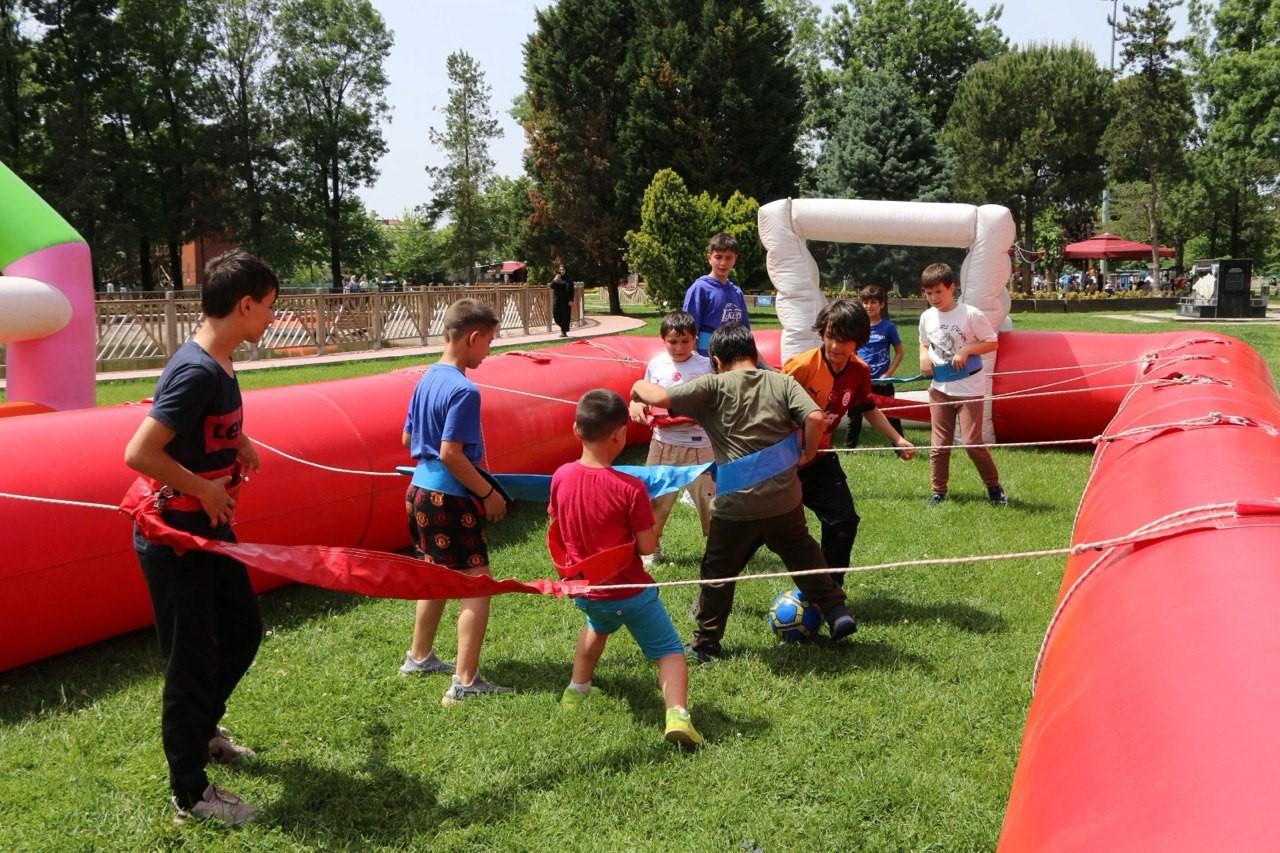 Binlerce &ccedil;ocuk bu şenlikte doyasıya eğlendi

