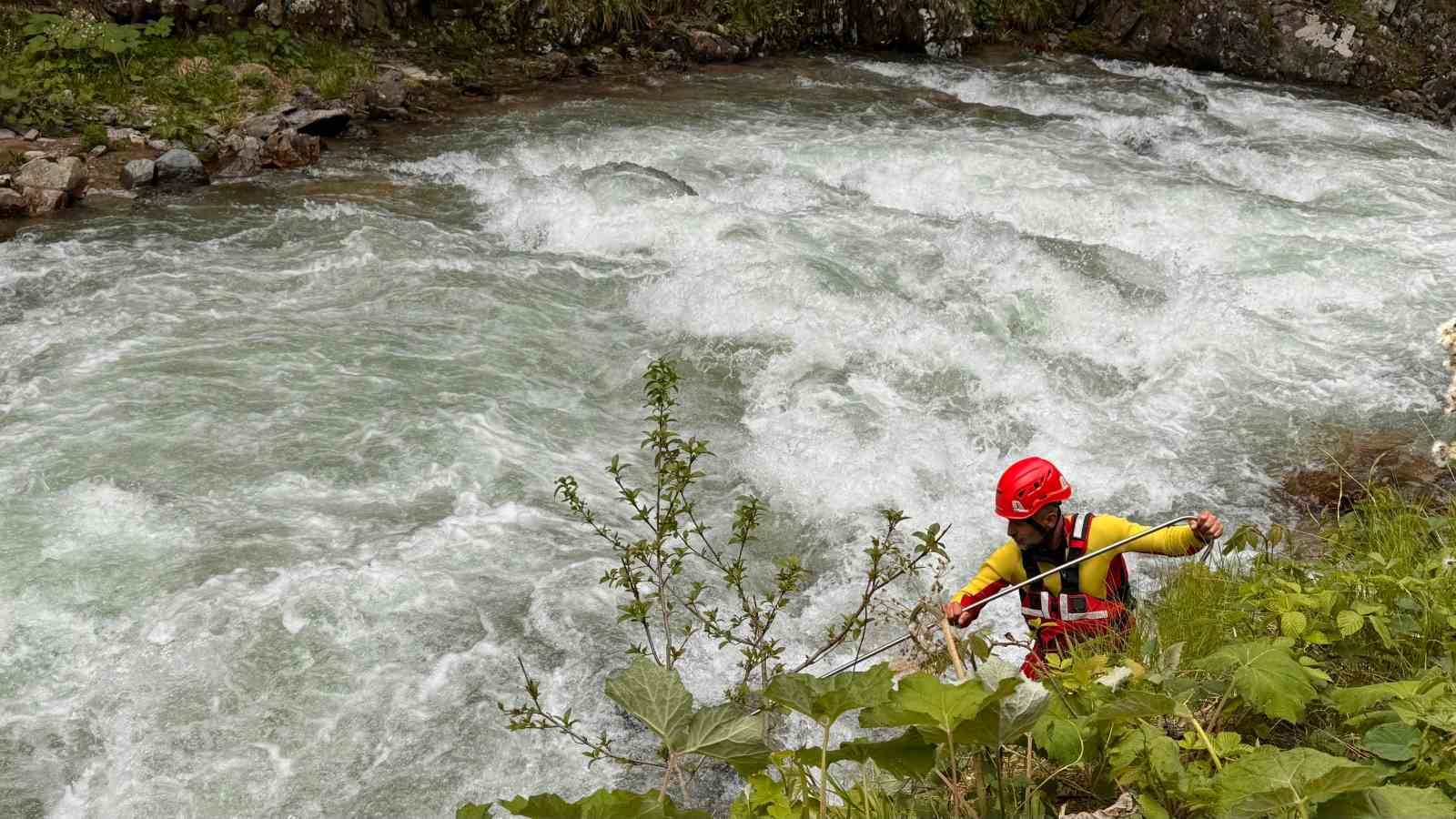 Trabzon’da su içmek isterken dereye düşen çocuk için arama çalışması başlatıldı
