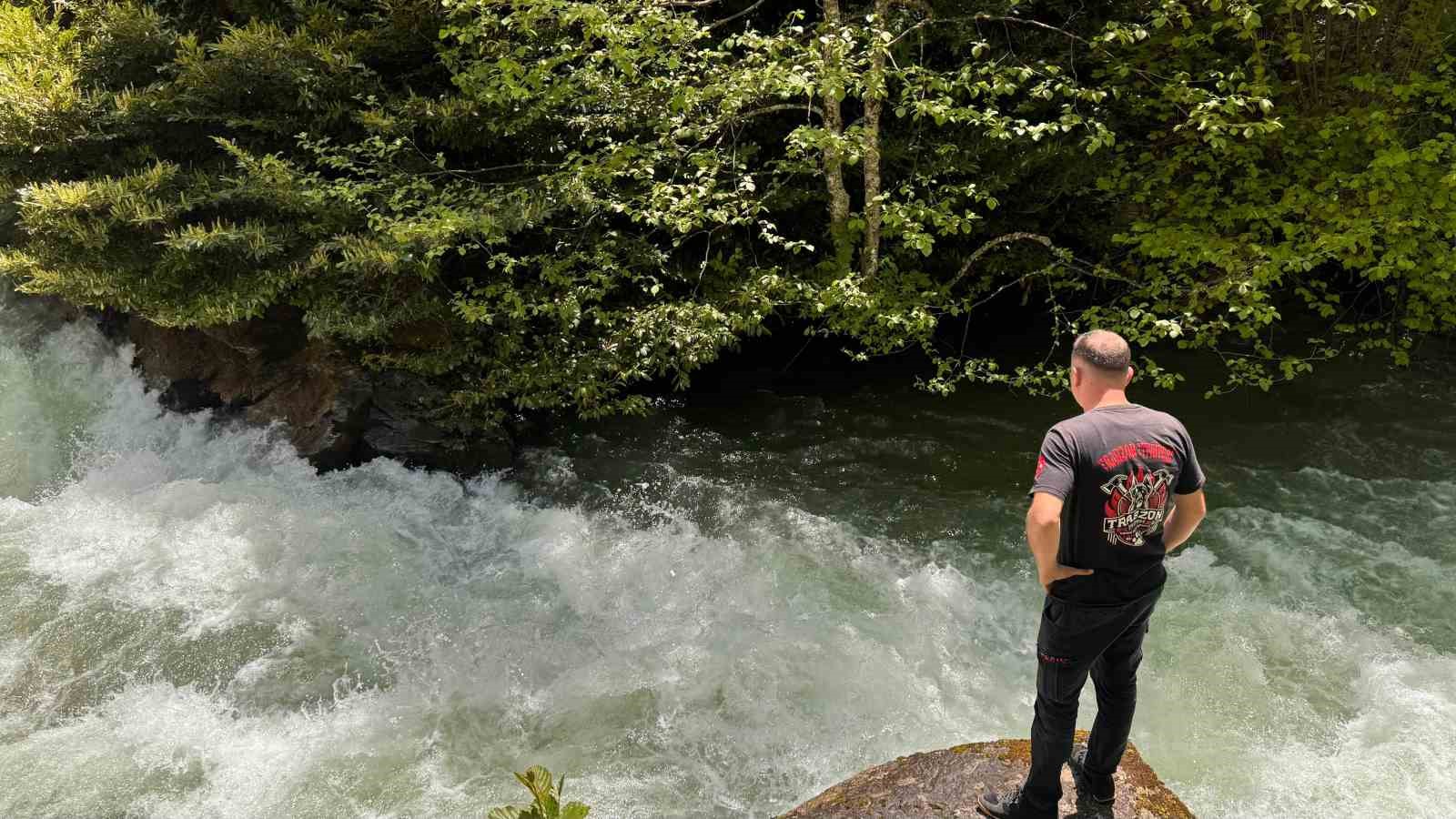 Trabzon&rsquo;da su i&ccedil;mek isterken dereye d&uuml;şen &ccedil;ocuk i&ccedil;in arama &ccedil;alışması başlatıldı
