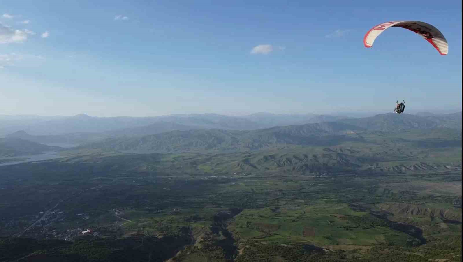 Akıncılar’da yamaç paraşütü uçuşları başladı