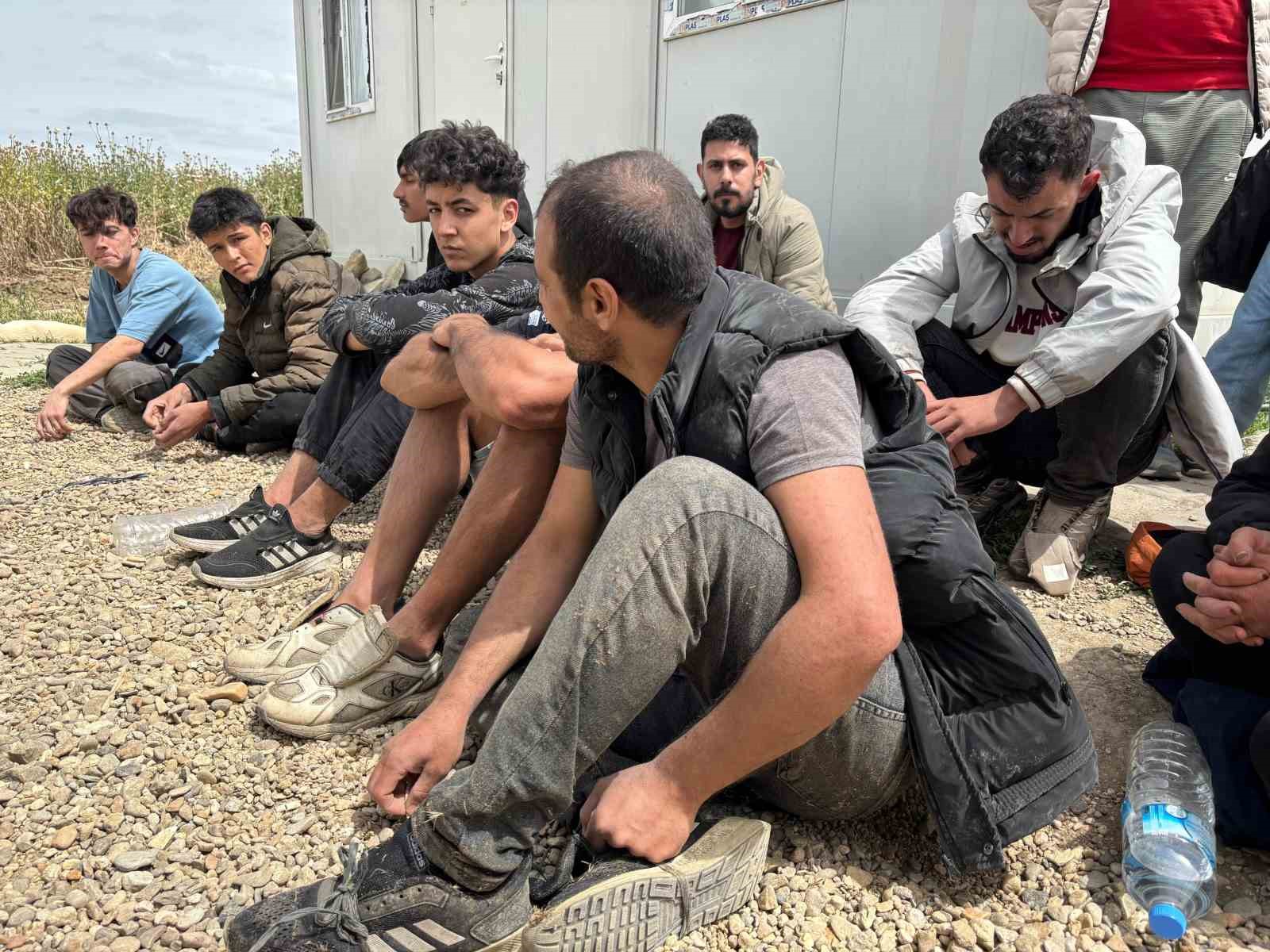 Yunanistan güvenlik güçleri aralarından çocukların ve kadınların olduğu 18 göçmene eziyet etti