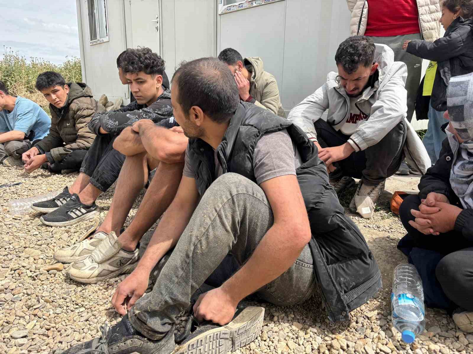 Yunanistan g&uuml;venlik g&uuml;&ccedil;leri aralarından &ccedil;ocukların ve kadınların olduğu 18 g&ouml;&ccedil;mene eziyet etti
