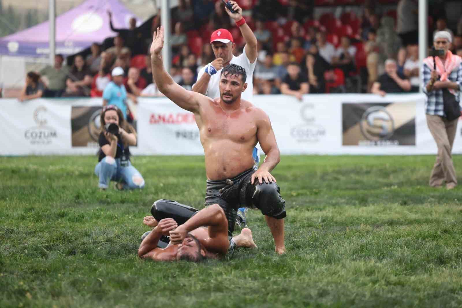 Merkezefendi’de başpehlivan Mustafa Taş oldu