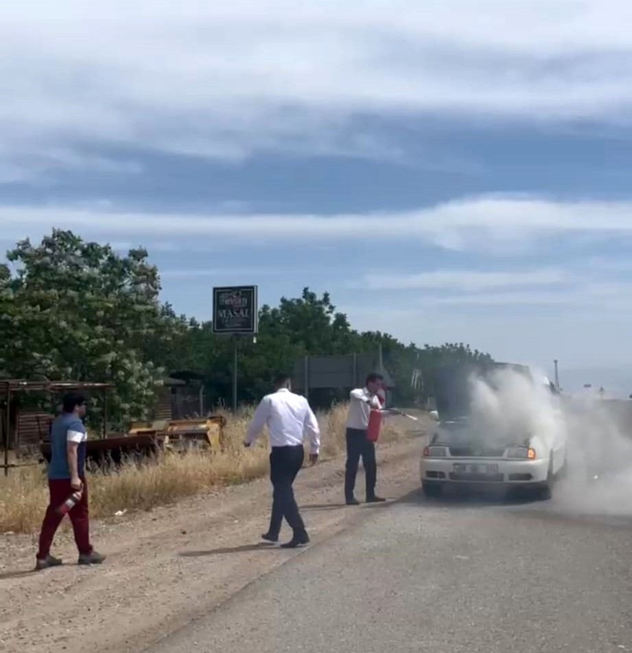 Batman’da otomobilde çıkan yangını şoförler söndürdü