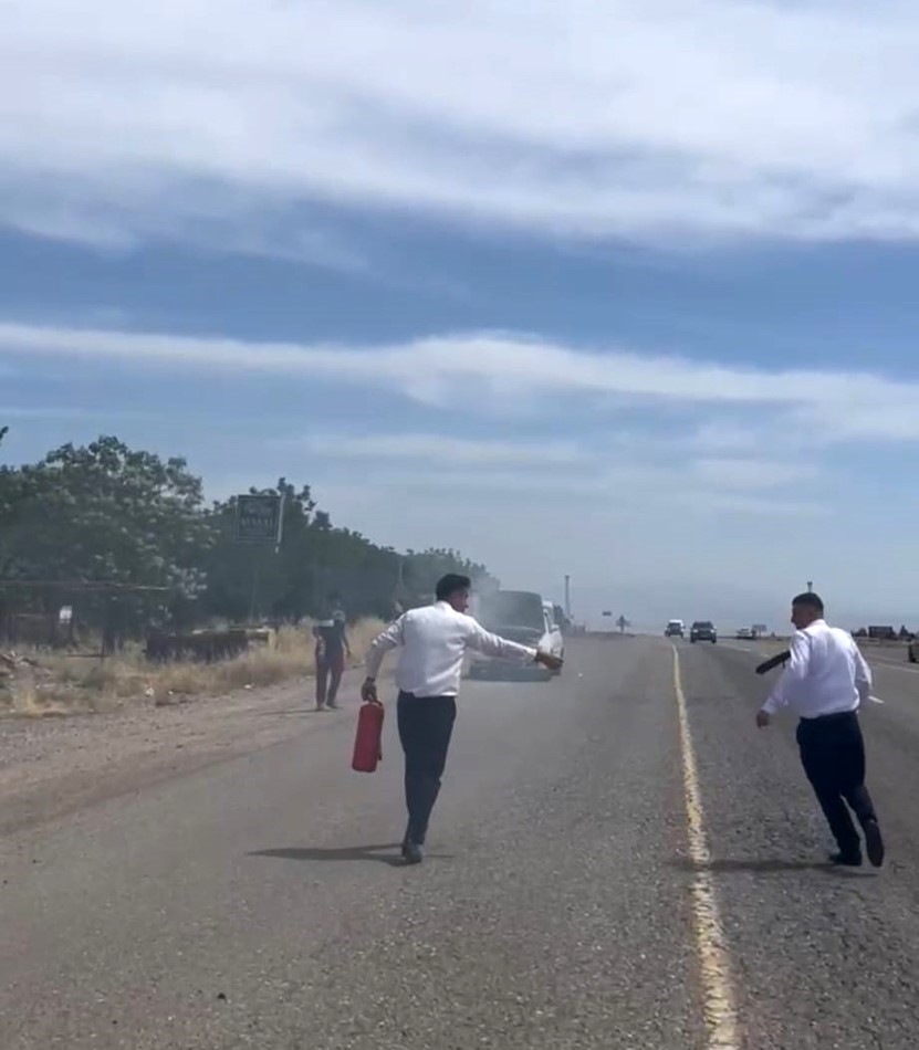 Batman&rsquo;da otomobilde &ccedil;ıkan yangını şof&ouml;rler s&ouml;nd&uuml;rd&uuml;
