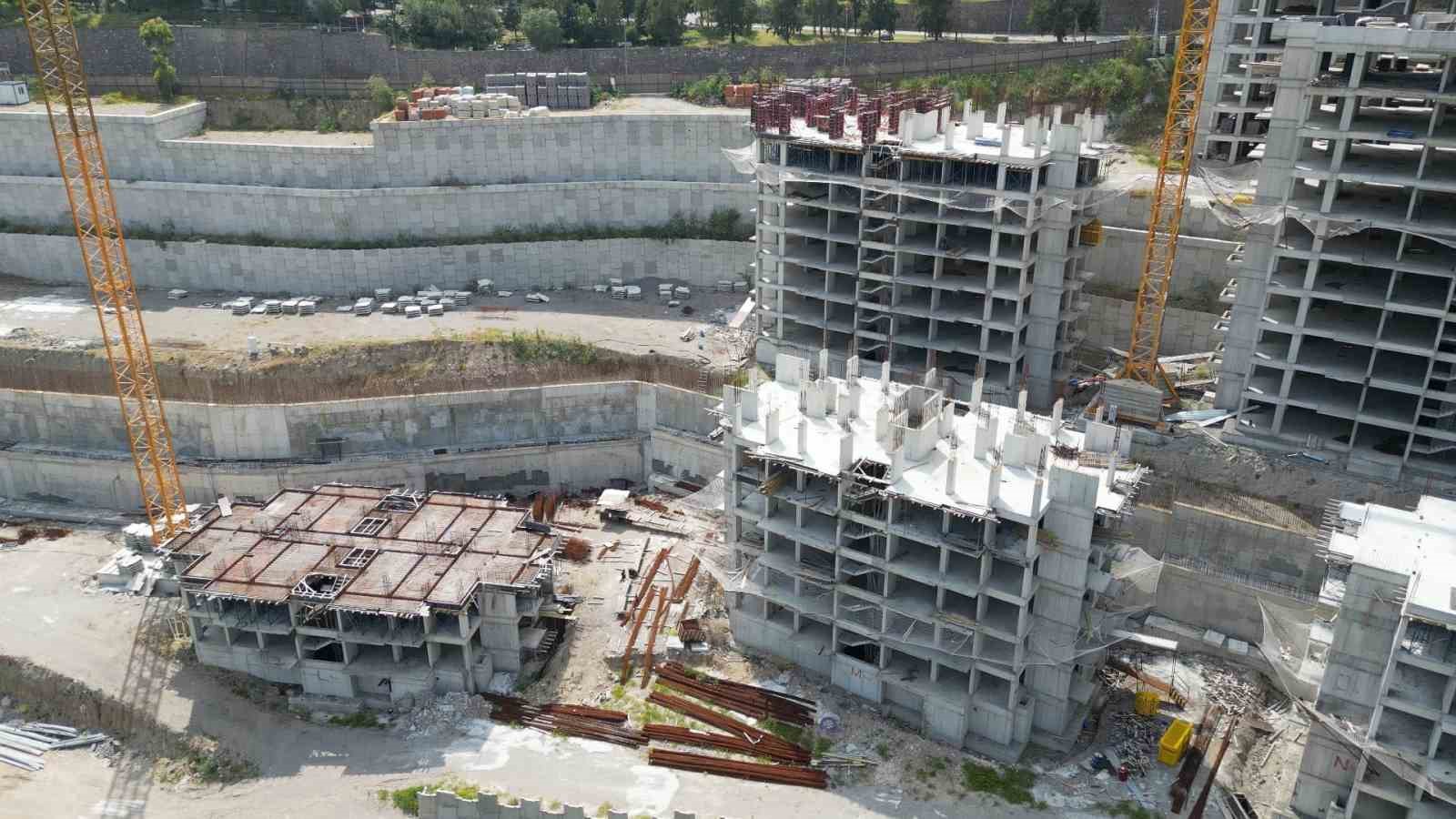 Başkan Saygılı: "Önce parasını aldığınız belediye çalışanlarının evlerini bitirin"