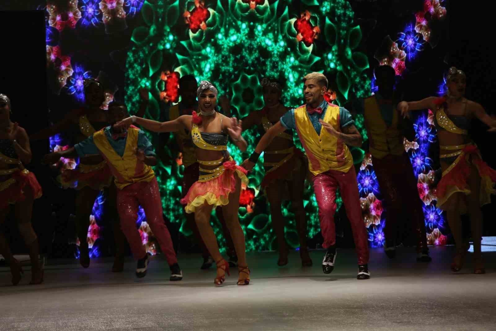 A&Uuml; Tekstil ve Moda Tasarımı &ouml;ğrencilerinden mezuniyet defilesi
