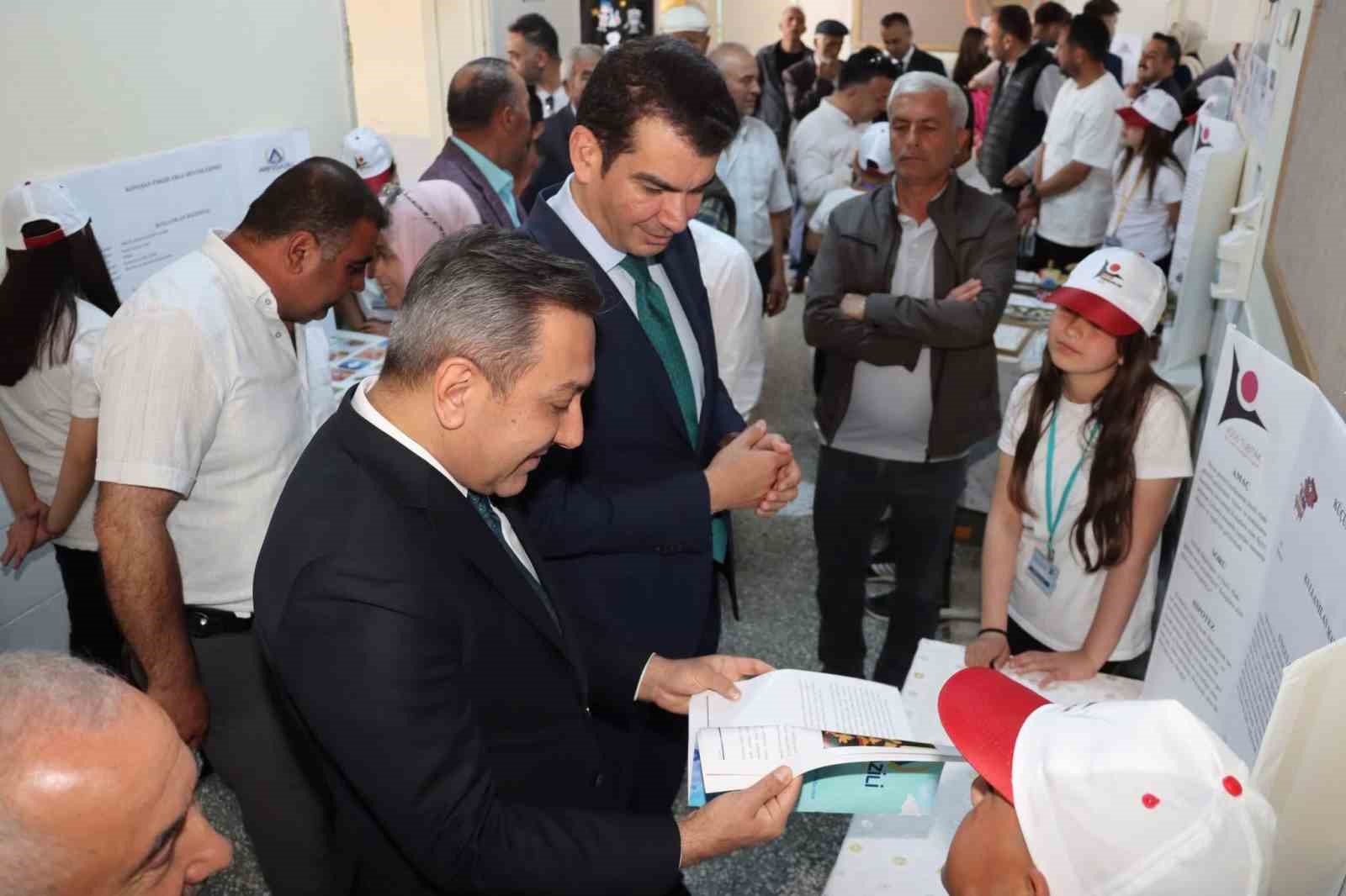 Çorum’da öğrencilerden köy okulunda bilim fuarı