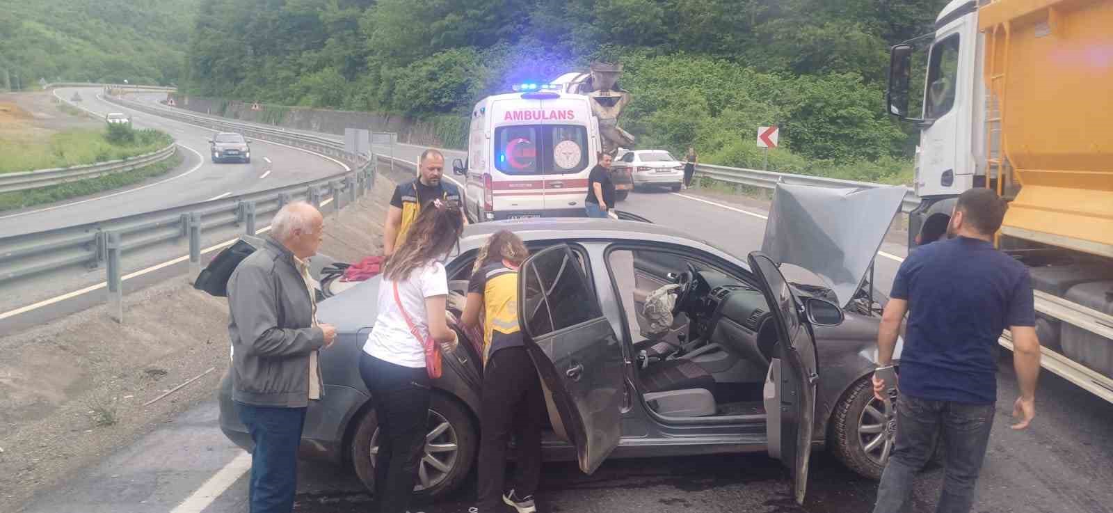 Zonguldak’ta virajı alamayan araç kaza yaptı: 2 yaralı