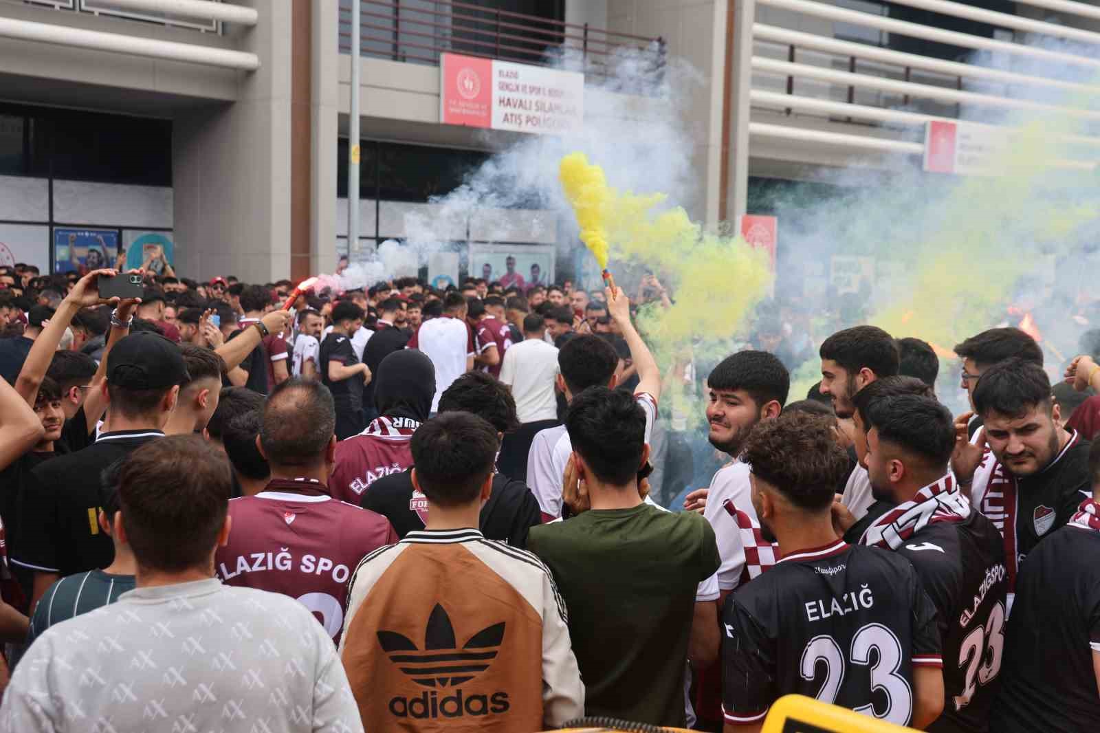 Elazığsporlu taraftarlardan takıma tam destek