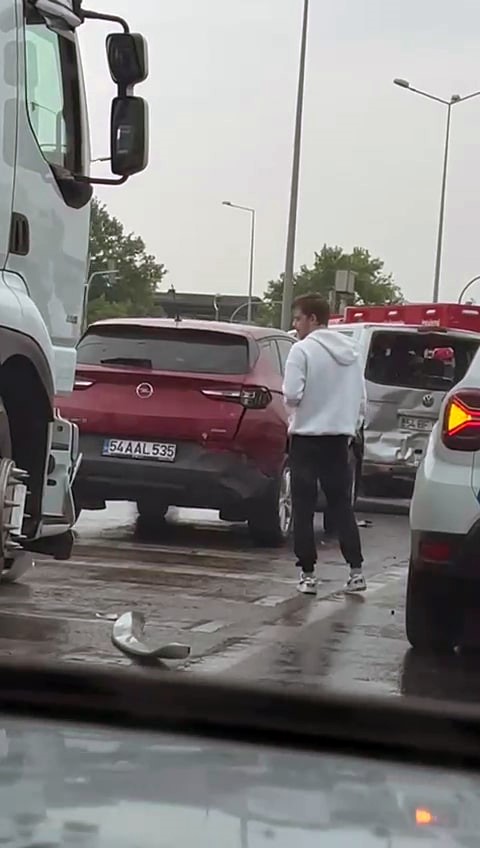 Sakarya&rsquo;da SUV tarzı ara&ccedil; ile minib&uuml;s &ccedil;arpıştı: 1 yaralı
