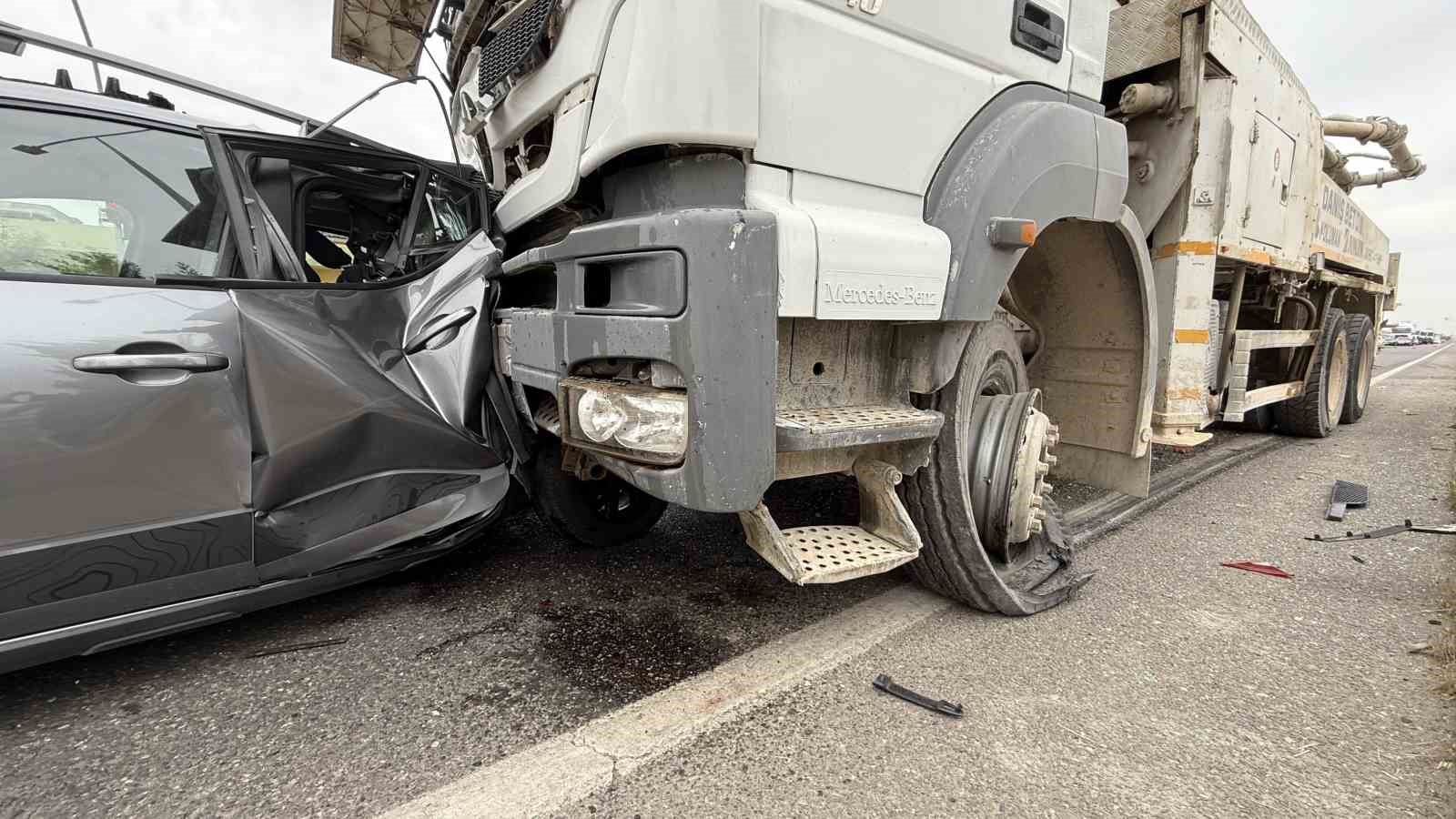 Otomobil, beton mikseri ve minibüs çarpıştı: 11 yaralı