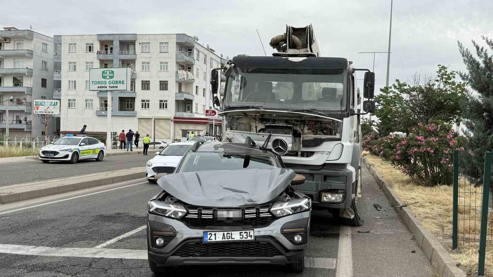 Otomobil, beton mikseri ve minib&uuml;s &ccedil;arpıştı: 11 yaralı
