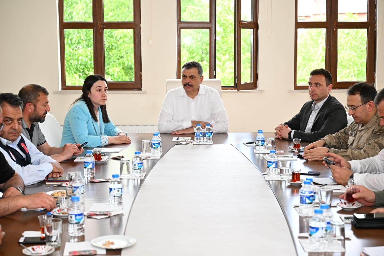 Vali Çiftçi, heyelan bölgesinde incelemelerde bulundu