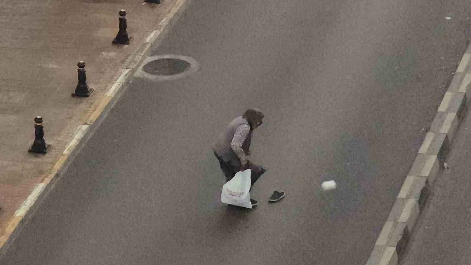 Karabük’te fırtına ve yağmur etkili oldu, yollar göle döndü