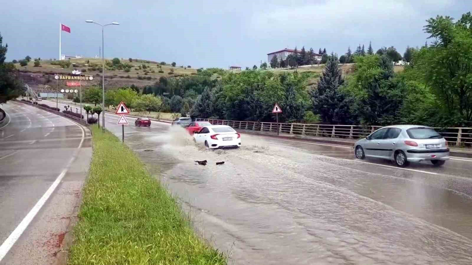 Karab&uuml;k&rsquo;te fırtına ve yağmur etkili oldu, yollar g&ouml;le d&ouml;nd&uuml;
