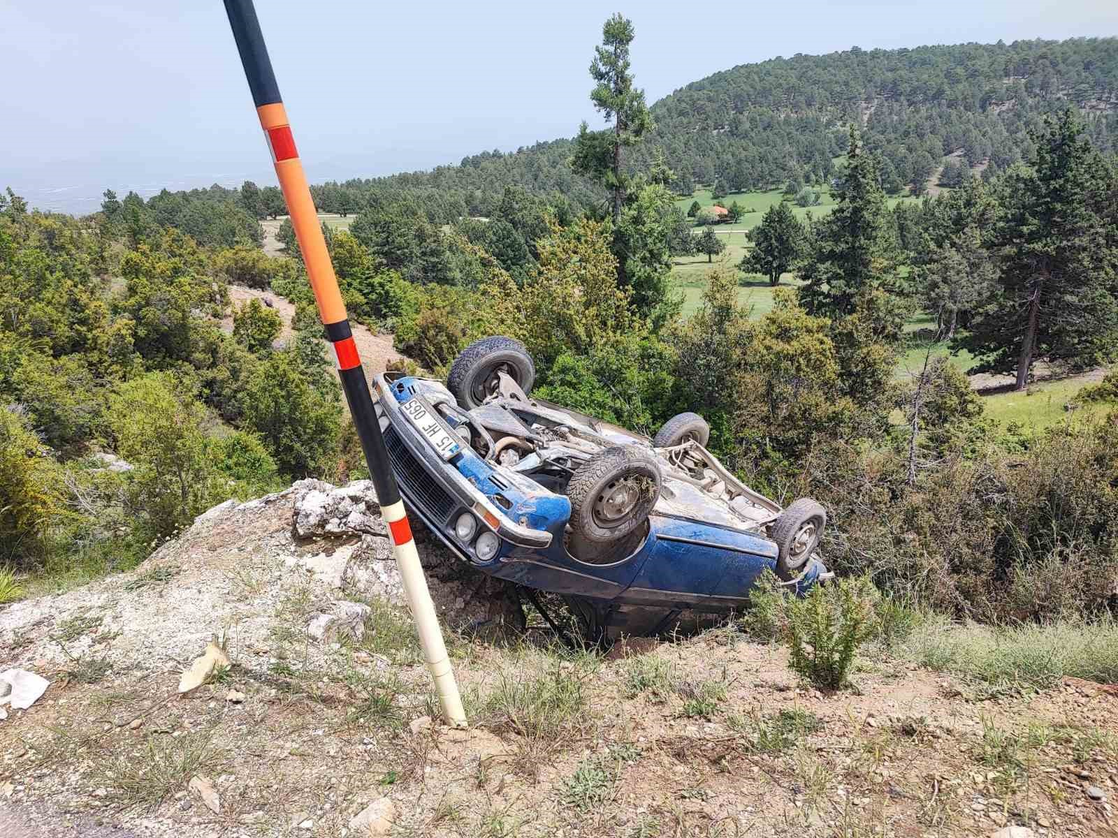 Gölhisar’da otomobil şarampole devrildi, 2 kişi hafif yaralandı
