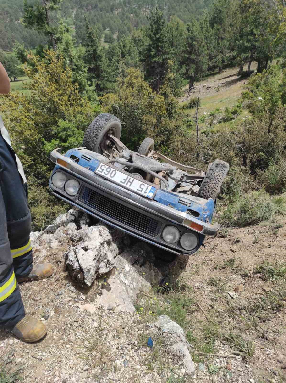 G&ouml;lhisar&rsquo;da otomobil şarampole devrildi, 2 kişi hafif yaralandı
