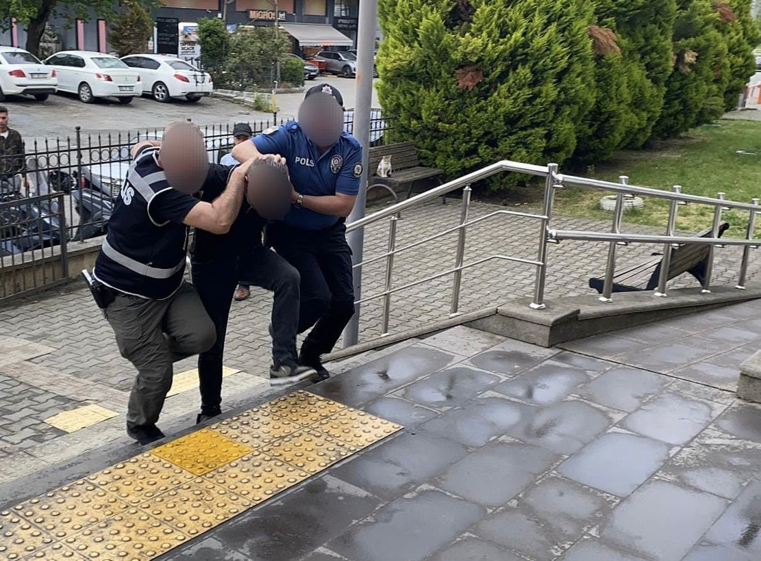 Karadeniz Ereğli’de 5 aracın camını kırarak hırsızlık yapan şüpheli tutuklandı