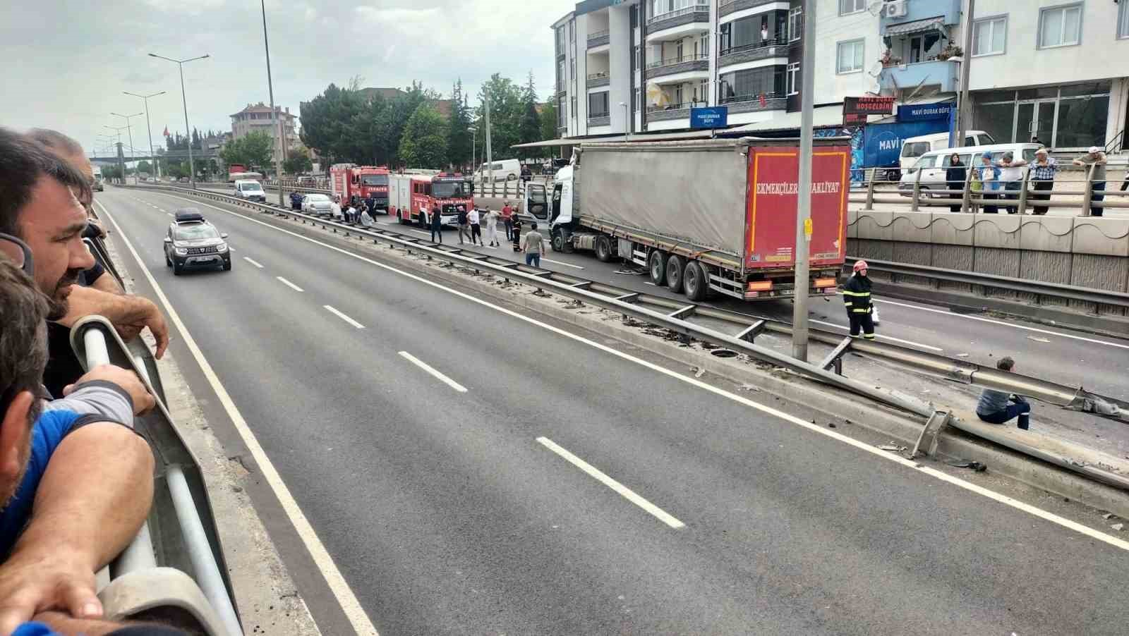 D-650’de tır ve kamyonet çarpıştı: Alt geçitteki kazayı film izler gibi izledi