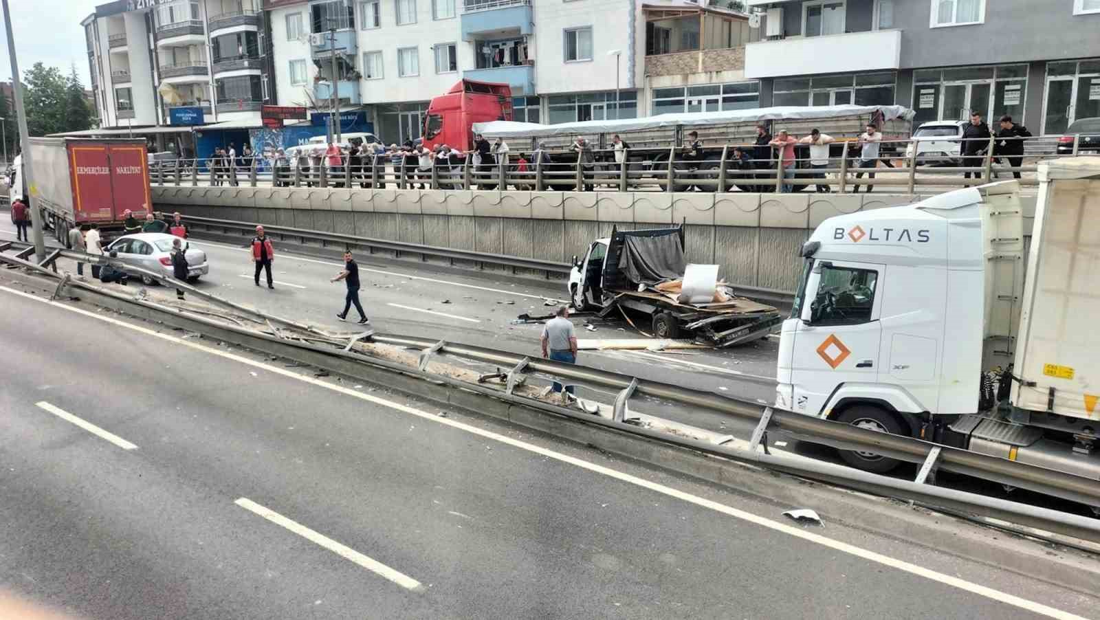 D-650&rsquo;de tır ve kamyonet &ccedil;arpıştı: Alt ge&ccedil;itteki kazayı film izler gibi izledi
